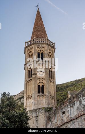 Campanile der Hauptkirche des alten Dorfes Finalborgo in Italien Stockfoto