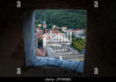 Blick auf das Katharinenkloster und die Altstadt von Finalborgo vom Forte San Giovanni Stockfoto