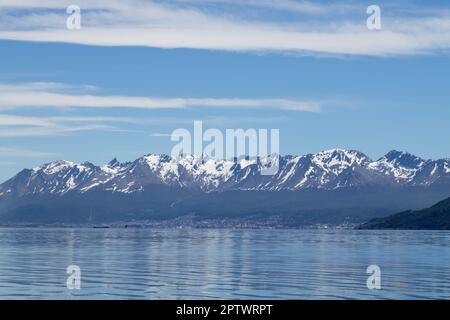 Stadtbild vom Beagle-Kanal Ushuaia, Argentinien Landschaft. Tierra del Fuego Stockfoto