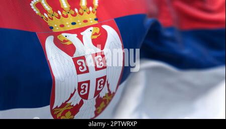 Nahaufnahme der serbischen Nationalflagge, die im Wind winkt. Die Republik Serbien ist ein Staat Südosteuropas. Texturierter Hintergrund. Auswählen Stockfoto