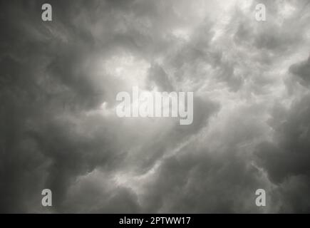 Dicke schwarze Wolken am Himmel vor dem Sturm Stockfoto