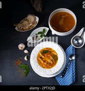 Pikante Austernsuppe mit Hühnerfleisch Stockfoto