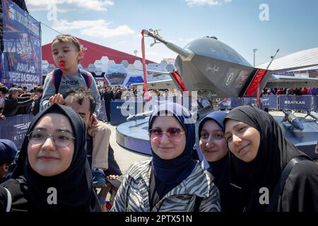 28. April 2023: Türkisches unbemanntes Kampffahrzeug Kizilelma und Menschen in seiner Umgebung, ausgestellt auf dem Teknofest am Flughafen Atatürk in Istanbul, Türkei am 28. April 2023. Das Teknofest, das weltweit größte Luft-, Raumfahrt- und Technologiefestival, wird von der Turkish Technology Team Foundation und dem Ministerium für Industrie und Technologie organisiert und findet seit 6 Jahren am Flughafen Istanbul-Atatürk statt. (Kreditbild: © Tolga Ildun/ZUMA Press Wire) NUR REDAKTIONELLE VERWENDUNG! Nicht für den kommerziellen GEBRAUCH! Stockfoto