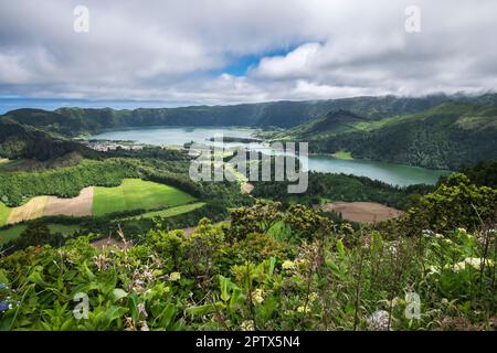 Im Inneren der Insel Sao Miguel liegen die vulkanischen Seen Lagoa Azul, Lagoa Verde und das Dorf Sete Cidades in einem riesigen Caldeira, den Azoren Stockfoto