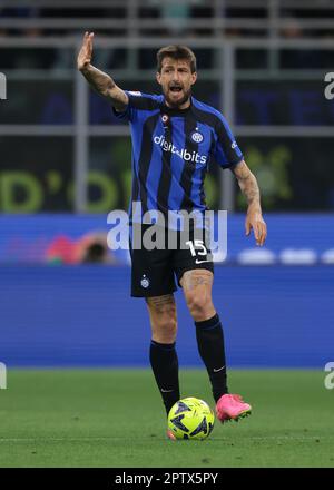 Mailand, Italien, 26. April 2023. Francesco Acerbi vom FC Internazionale reagiert während des Spiels Coppa Italia in Giuseppe Meazza, Mailand. Der Bildausdruck sollte lauten: Jonathan Moscrop/Sportimage Stockfoto