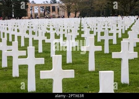 Der amerikanische Friedhof und das Denkmal der Normandie, der amerikanische Friedhof der Normandie, der amerikanische Friedhof, in, Frankreich, befindet sich, in, Colleville-sur-Mer, Normandie, gegründet von den USA Erste Armee am 8. Juni 1944 als erste, amerikanischer Friedhof, auf europäischem Boden, Im Zweiten Weltkrieg Der Friedhof erstreckt sich über 172,5 Hektar und beherbergt die Gräber von 9.386, militärisch Toten, von denen die meisten ihr Leben bei der Landung und den anschließenden Operationen verloren haben. Stockfoto