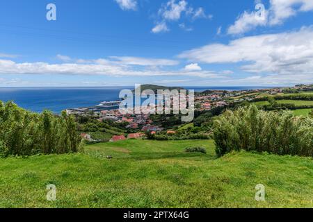 Blick über die Stadt Horta auf der Insel Faial befindet sich ein Kreuzschiff im Hafen, Azoren, Portugal. Stockfoto