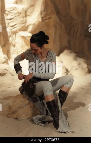 Kiew, Ukraine - 14. April 2023: Cosplayer Girl porträtiert die Figur Rey Skywalker aus dem Star Wars-Universum und den Protagonisten des Sequel-Films Tri Stockfoto