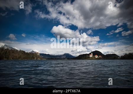 Bleder See in Slowenien mit Bled Insel und Schloss Stockfoto