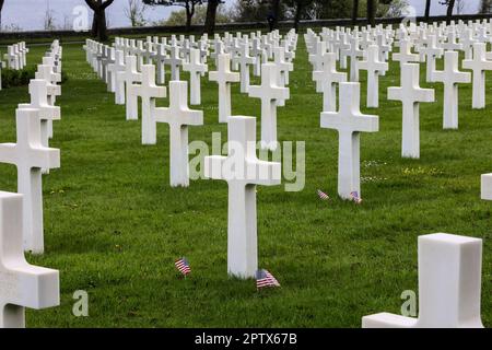 Der amerikanische Friedhof und das Denkmal der Normandie, der amerikanische Friedhof der Normandie, der amerikanische Friedhof, in, Frankreich, befindet sich, in, Colleville-sur-Mer, Normandie, gegründet von den USA Erste Armee am 8. Juni 1944 als erste, amerikanischer Friedhof, auf europäischem Boden, Im Zweiten Weltkrieg Der Friedhof erstreckt sich über 172,5 Hektar und beherbergt die Gräber von 9.386, militärisch Toten, von denen die meisten ihr Leben bei der Landung und den anschließenden Operationen verloren haben. Stockfoto