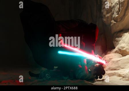 Kiew, Ukraine - 14. April 2023: Cosplayers zeigen Lichtschwert-Kämpfe zwischen den Charakteren Rey Skywalker und Kylo Ren aus dem Star Wars-Universum Stockfoto