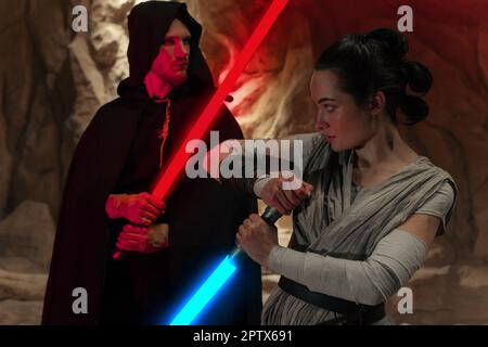 Kiew, Ukraine - 14. April 2023: Cosplayers zeigen Lichtschwert-Kämpfe zwischen den Charakteren Rey Skywalker und Kylo Ren aus dem Star Wars-Universum Stockfoto