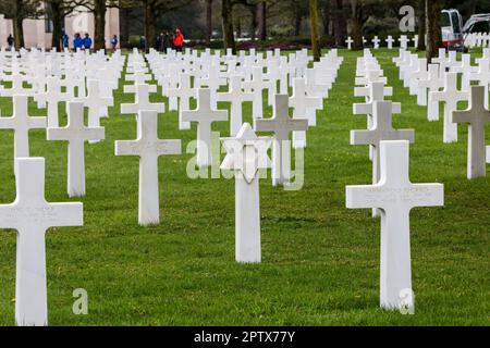 Der amerikanische Friedhof und das Denkmal der Normandie, der amerikanische Friedhof der Normandie, der amerikanische Friedhof, in, Frankreich, befindet sich, in, Colleville-sur-Mer, Normandie, gegründet von den USA Erste Armee am 8. Juni 1944 als erste, amerikanischer Friedhof, auf europäischem Boden, Im Zweiten Weltkrieg Der Friedhof erstreckt sich über 172,5 Hektar und beherbergt die Gräber von 9.386, militärisch Toten, von denen die meisten ihr Leben bei der Landung und den anschließenden Operationen verloren haben. Stockfoto