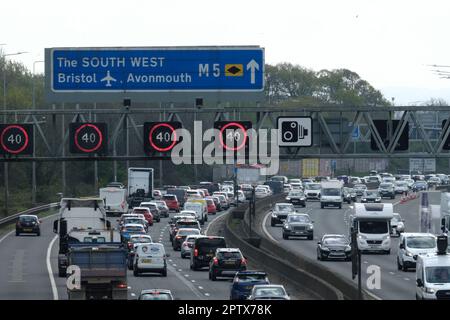 Bristol, Großbritannien. 28. April 2023. Bei einem Kurzurlaub an einem Feiertag kommt es auf der M5 zwischen den Abzweigungen 15/16 und 17 zu Verkehrsstaus. Aufgrund des Verkehrsaufkommens in Richtung Süden in Richtung Devon und Cornwall, das auf bessere Wetterbedingungen wartet, gelten kontrollierte Geschwindigkeitsbegrenzungen auf der Autobahn. Highways England meldet Geschwindigkeiten in den niedrigen 20er Jahren. Kredit: JMF News/Alamy Live News Stockfoto