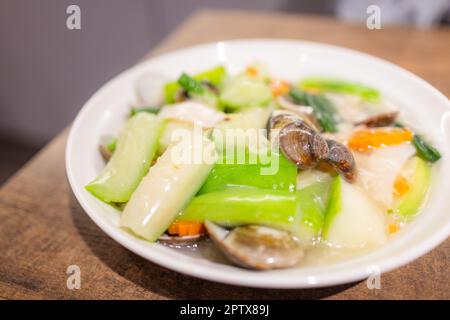 Gebratener Luffa-Kürbis mit Muschel Stockfoto