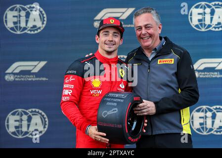 Baku, Aserbaidschan. 28. April 2023. (L bis R): Charles Leclerc (MON) Ferrari erhält den Pirelli Pole Position Award von Mario Isola (ITA) Pirelli Racing Manager. 28.04.2023. Formel-1-Weltmeisterschaft, Rd 4, Aserbaidschan Grand Prix, Baku Street Circuit, Aserbaidschan, Qualifikationstag. Das Foto sollte wie folgt lauten: XPB/Press Association Images. Kredit: XPB Images Ltd/Alamy Live News Stockfoto