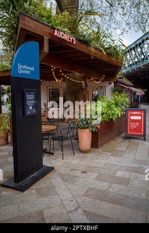 Audrey's London Cafe & Bar, 1 Flat Iron Square, London, Southwark Quarter, London. Stockfoto