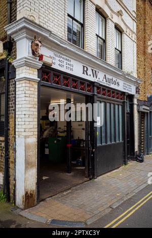 RW Autos Garage Reparaturwerkstatt in der 2a Morocco St, London. Unabhängige Autoreparaturwerkstatt in Southwark, Süd-London. Stockfoto