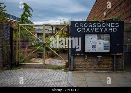 Cross Bones Graveyard & Memorial Gardens, Southwark, South London. Crossbones ist ein stillgelegter postmittelalterlicher Grabplatz, der für alleinstehende Frauen eingerichtet wurde. Stockfoto