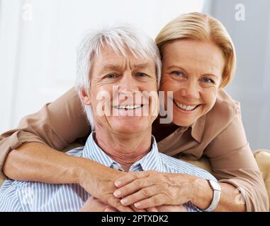 Sie ist das Licht meines Lebens. Eine liebevolle Frau, die ihren Mann von hinten umarmt Stockfoto