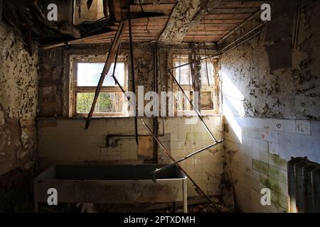 Zerstörte Waschraum in einem verlassenen Gebäude. Stockfoto