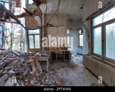 Ruine von Pavillon und Büro in teilweise zusammengefallenem Gebäude. Stockfoto