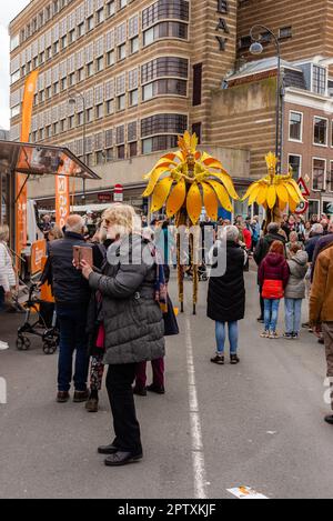 23. April 2023, Haarlem, Niederlande, Mädchen auf Pfählen, Details der traditionellen Blumenparade auf Fahrzeugen in Haarlem Stockfoto