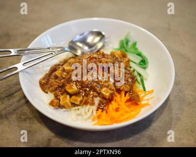 Ein koreanisches Essen, Jajangmyeon oder Nudeln mit fermentierter Sauce aus schwarzen Bohnen Stockfoto