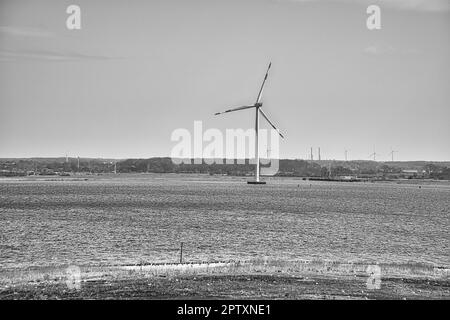 Offshore-Windkraftanlage in schwarz weiß. Grüne Energie der Zukunft. Erneuerbare Stromversorgung. Energieversorgung aus dem Meer. Im Kampf gegen das Klima cha Stockfoto