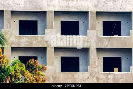 Riesige gigantische Baustelle, die eine Ruinenbaustelle in Zicatela Puerto Escondido Oaxaca Mexiko baut. Stockfoto