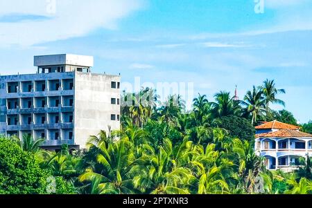 Riesige gigantische Baustelle, die eine Ruinenbaustelle in Zicatela Puerto Escondido Oaxaca Mexiko baut. Stockfoto