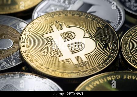 Bitcoin- und alt-Münzen aus nächster Nähe. Kryptowährungskonzept Stockfoto