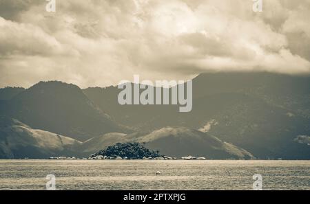 Altes Schwarz-Weiß-Bild der tropischen Inseln in Ilha Grande in Angra dos Reis Rio de Janeiro Brasilien. Stockfoto