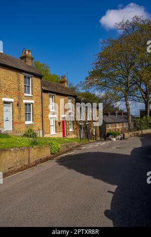 Terrassenhäuser im Windmill Hill Conservation Area in Gravesend Kent an einem sonnigen Frühlingsmorgen Stockfoto