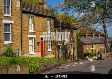 Terrassenhäuser im Windmill Hill Conservation Area in Gravesend Kent an einem sonnigen Frühlingsmorgen Stockfoto