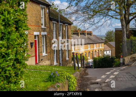 Terrassenhäuser im Windmill Hill Conservation Area in Gravesend Kent an einem sonnigen Frühlingsmorgen Stockfoto