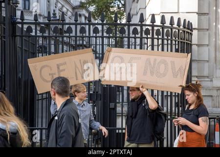 Pappnachrichten, die eine sofortige Parlamentswahl fordern, werden vor den Toren zur 10 Downing Street in London abgehalten. Stockfoto