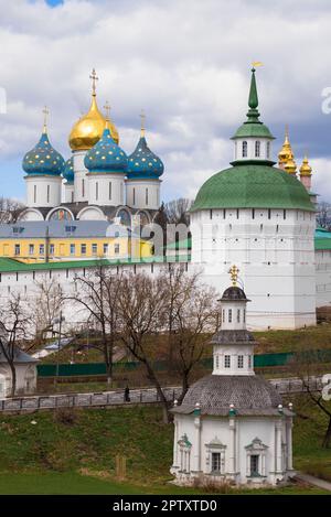 Tempel der Heiligen Dreifaltigkeit Sergius Lavra an einem bewölkten Apriltag. Sergiev Posad. Goldener Ring Russlands Stockfoto