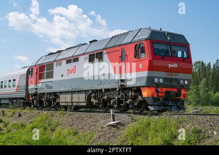SORTAVALA, RUSSLAND - 11. JUNI 2022: Russische Passagier-Diesellokomotive TEP70BS Nahaufnahme an einem sonnigen Junitag Stockfoto