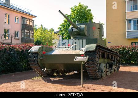 STARAYA RUSSA, RUSSLAND - 25. JUNI 2022: Leichter sowjetischer Panzer T-26, der während des Großen Patriotischen Krieges an Kämpfen an der Nordwestfront teilnahm Stockfoto