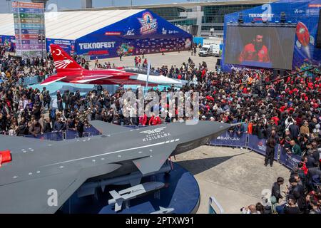 28. April 2023: Türkisches unbemanntes Kampffahrzeug Kizilelma und Menschen in seiner Umgebung, ausgestellt auf dem Teknofest am Flughafen Atatürk in Istanbul, Türkei am 28. April 2023. Das Teknofest, das weltweit größte Luft-, Raumfahrt- und Technologiefestival, wird von der Turkish Technology Team Foundation und dem Ministerium für Industrie und Technologie organisiert und findet seit 6 Jahren am Flughafen Istanbul-Atatürk statt. (Kreditbild: © Tolga Ildun/ZUMA Press Wire) NUR REDAKTIONELLE VERWENDUNG! Nicht für den kommerziellen GEBRAUCH! Stockfoto