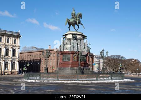 ST. PETERSBURG, RUSSLAND - 02. APRIL 2023: Denkmal für den russischen Kaiser des Nikolaus I. auf St. Isaac's Square an einem sonnigen Apriltag Stockfoto