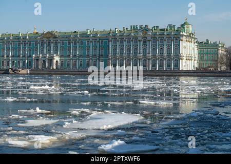 SANKT PETERSBURG, RUSSLAND - 12. APRIL 2023: Frühlingseis im Winterpalast Stockfoto