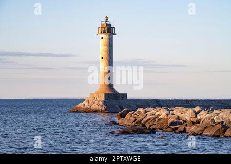 Blick auf den finnischen alten Leuchtturm Vuohensalo an einem warmen Aprilabend. Ladoga-See. Region Leningrad, Russland Stockfoto