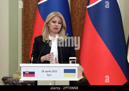 KIEW, UKRAINE - 28. APRIL 2023 - die Präsidentin der Slowakischen Republik Zuzana Caputova nimmt an einer gemeinsamen Pressekonferenz mit dem Präsidenten der Ukraine, Volodymyr Zelenskyy, und dem Präsidenten der Tschechischen Republik, Petr Pavel, Kiew, der Hauptstadt der Ukraine, Teil. Stockfoto
