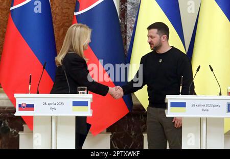 KIEW, UKRAINE - 28. APRIL 2023 - der ukrainische Präsident Wolodymyr Zelenskyy (R) schüttelt dem Präsidenten der Slowakischen Republik Zuzana Caputova bei seinem Treffen mit der Presse Kiew, Hauptstadt der Ukraine, die Hand. Stockfoto