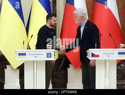 KIEW, UKRAINE - 28. APRIL 2023 - der ukrainische Präsident Wolodymyr Zelenskyy (L) schüttelt dem Präsidenten der Tschechischen Republik Petr Pavel bei seinem Treffen mit der Presse Kiew, Hauptstadt der Ukraine. Stockfoto