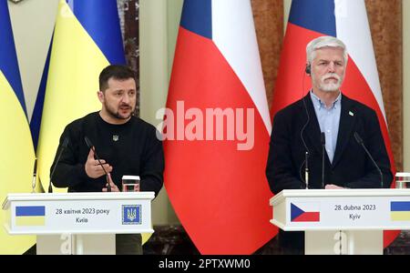 KIEW, UKRAINE - 28. APRIL 2023 - Präsident der Ukraine Wolodymyr Zelenskyy (L) und Präsident der Tschechischen Republik Petr Pavel sind während ihres Treffens mit der Presse Kiew, Hauptstadt der Ukraine, abgebildet. Stockfoto