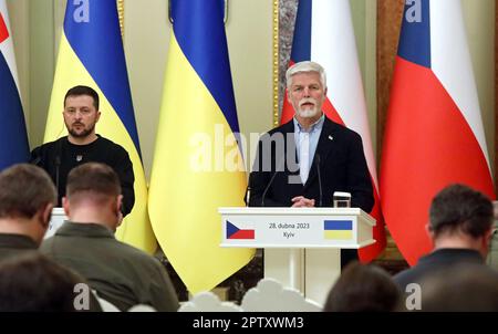 KIEW, UKRAINE - 28. APRIL 2023 - Präsident der Ukraine Wolodymyr Zelenskyy (L) und Präsident der Tschechischen Republik Petr Pavel sind während ihres Treffens mit der Presse Kiew, Hauptstadt der Ukraine, abgebildet. Stockfoto