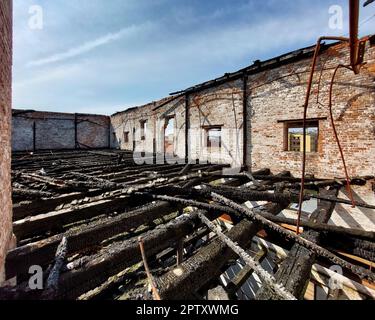 Auf einem verbrannten Lagerhaus mit mehreren Stockwerken. Stockfoto